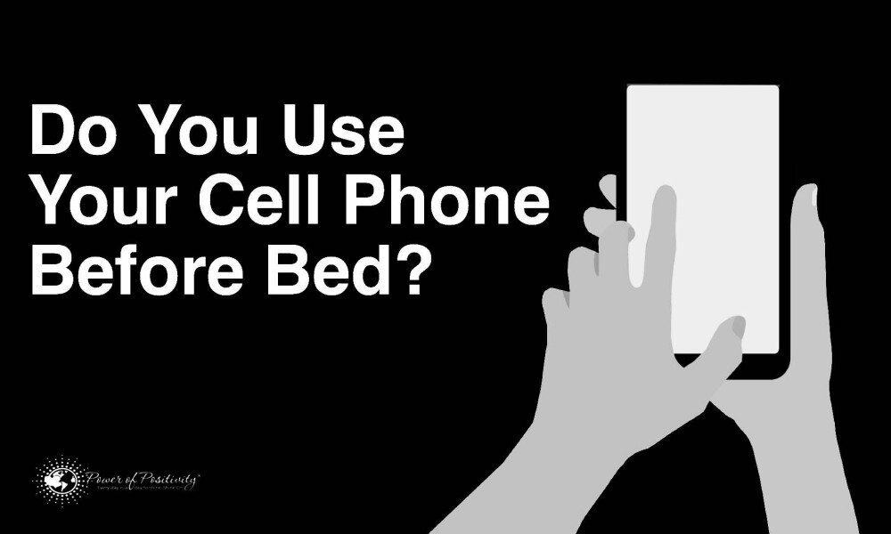These Things Happen to Your Body When You’re On Your Cell Phone Before Bed