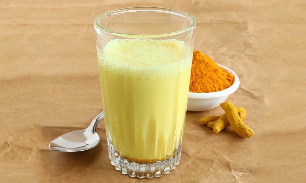 Science Explains 8 Health Benefits of Drinking ‘Golden Milk’ Every Night Before Bed