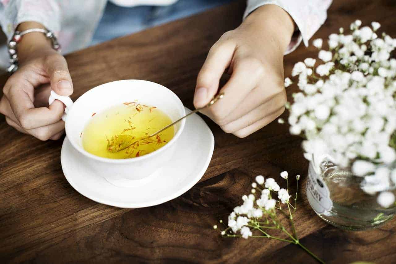 10 Homemade Recipes With White Tea Leaves That Can Help You De-Stress