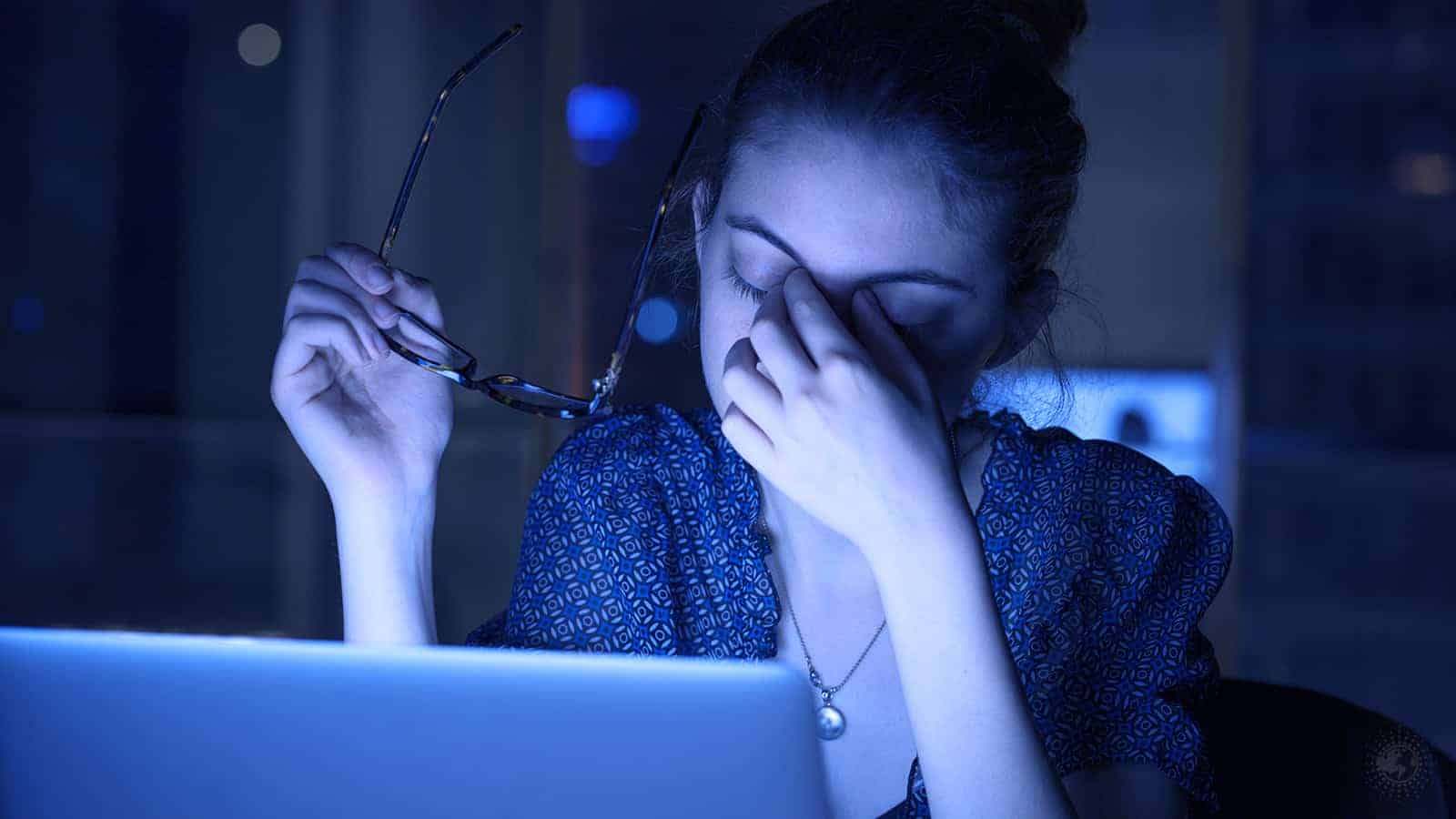 Doctors Explain Causes and Symptoms of Screen Fatigue (And How to Help It)