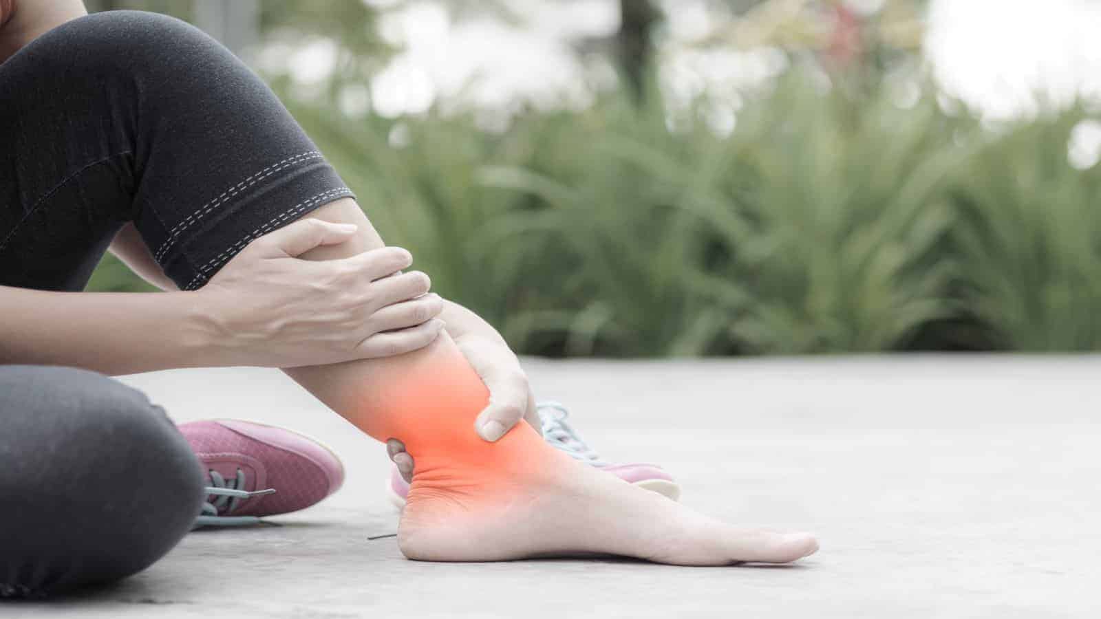 Doctors Explain the Causes of Swollen Ankles + How to Fix