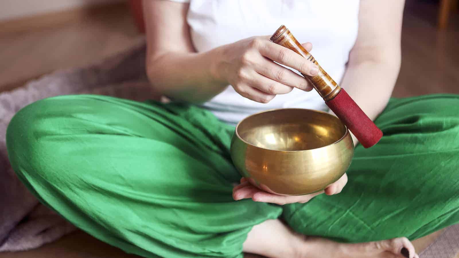 7 Benefits of Using a Tibetan Singing Bowl When You Meditate
