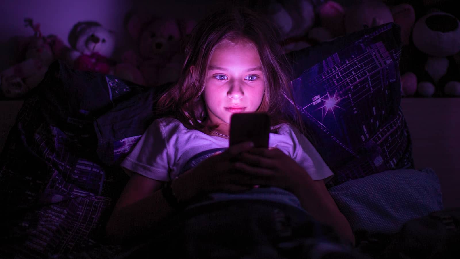How Smartphones Impact Child Mental Health, According to Therapists