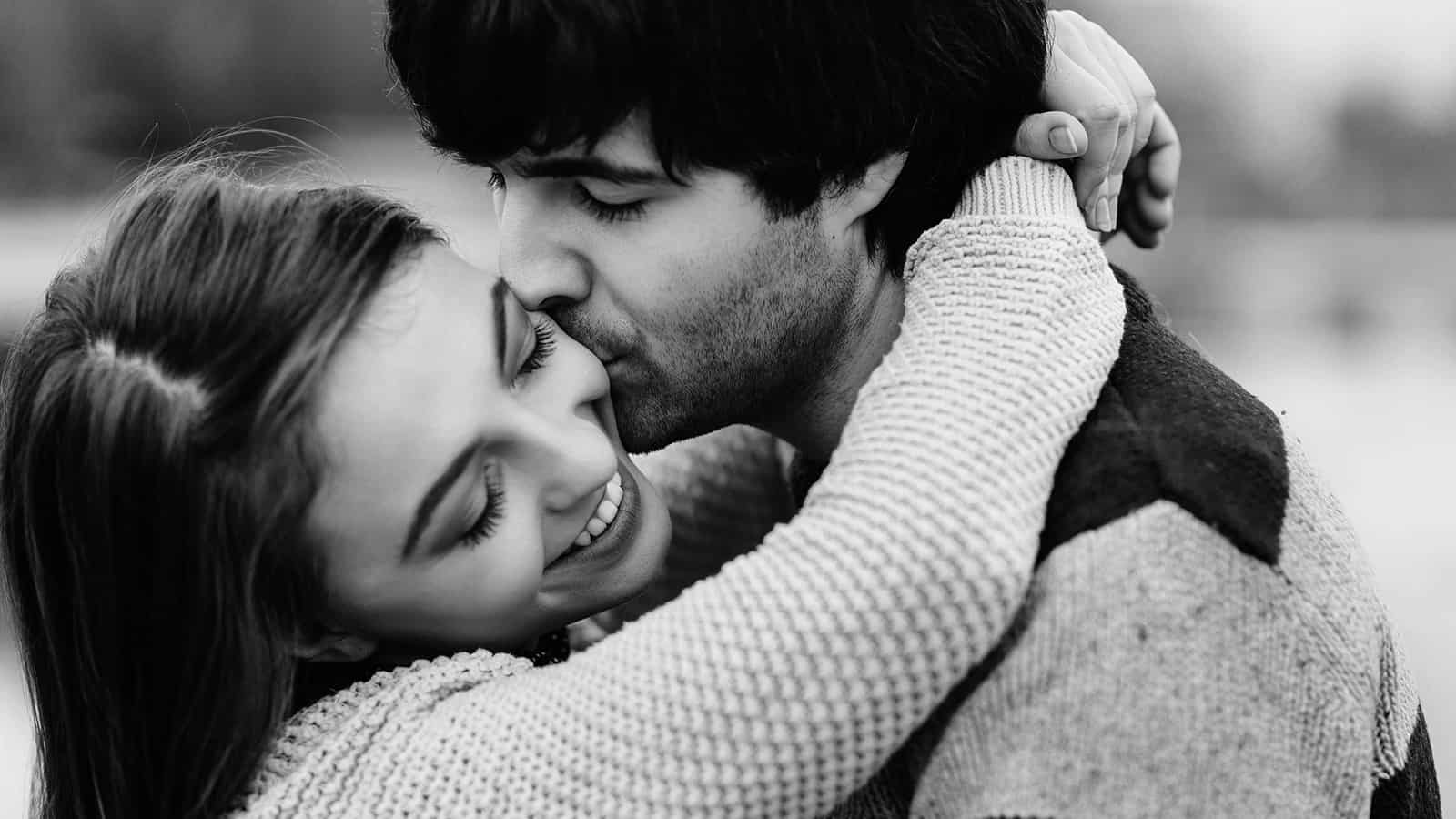15 Undeniable Signs of Falling in Love