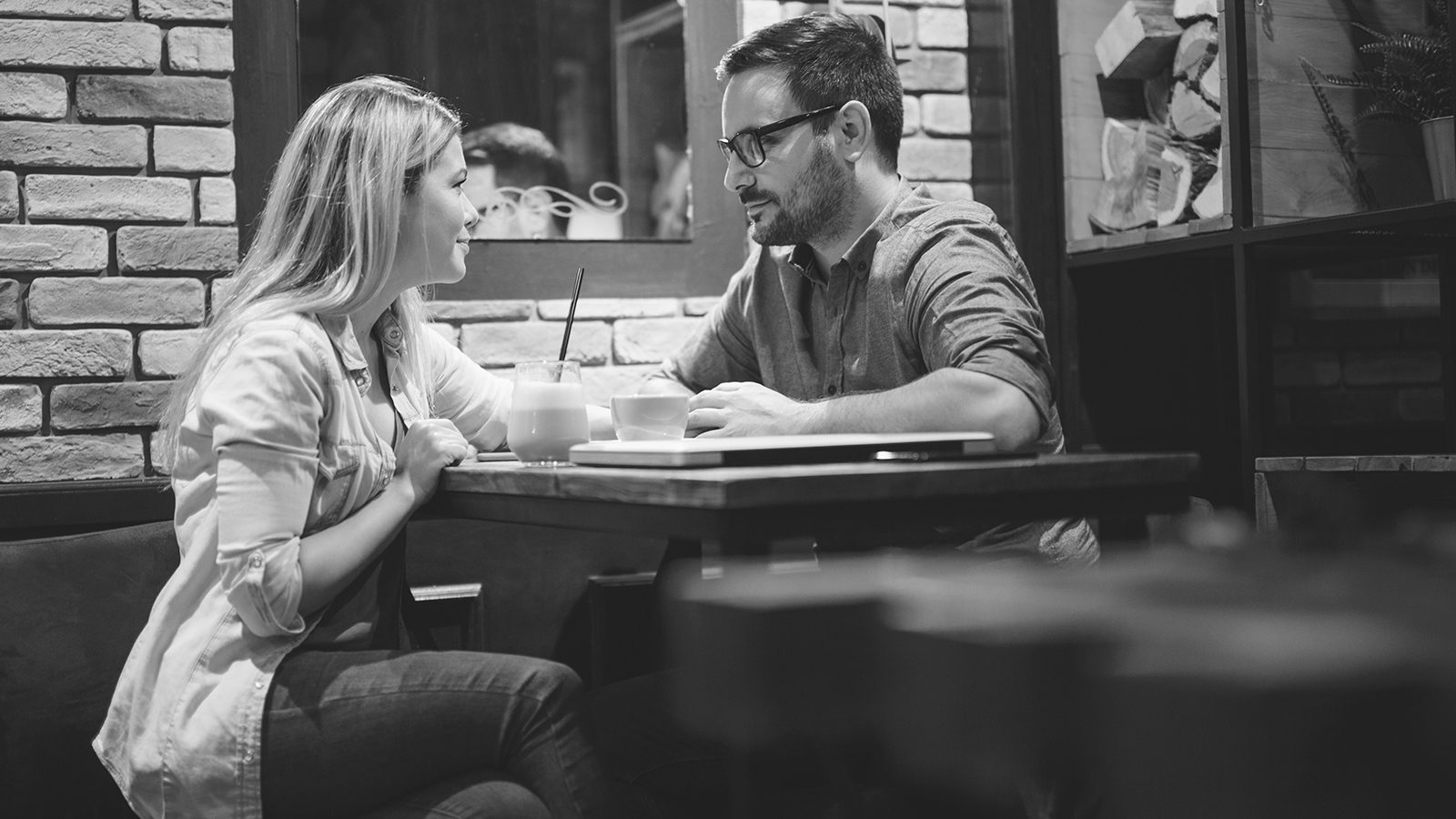 25 First Date Dealbreakers (Don’t Ignore These)