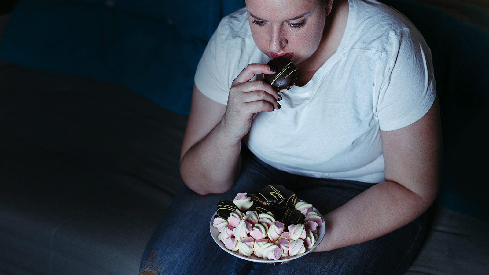 10 Signs of Emotional Eating (and How to Fix It)